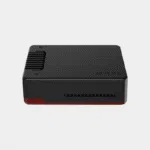 Boîtier Argon NEO pour Raspberry Pi 5 noir et rouge vu de profil, ports arrière visibles