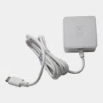 Alimentation blanche avec logo framboise et câble se terminant par un connecteur USB-C
