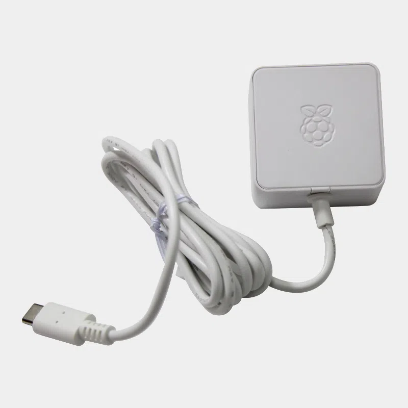 Alimentation blanche avec logo framboise et câble se terminant par un connecteur USB-C