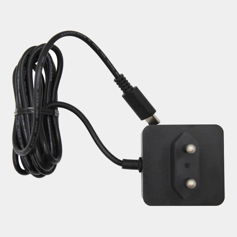 Alimentation noire avec câble enroulé et petit connecteur d'alimentation à son extrémité