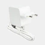 Alimentation USB-C blanche avec prise européenne et câble intégré enroulé