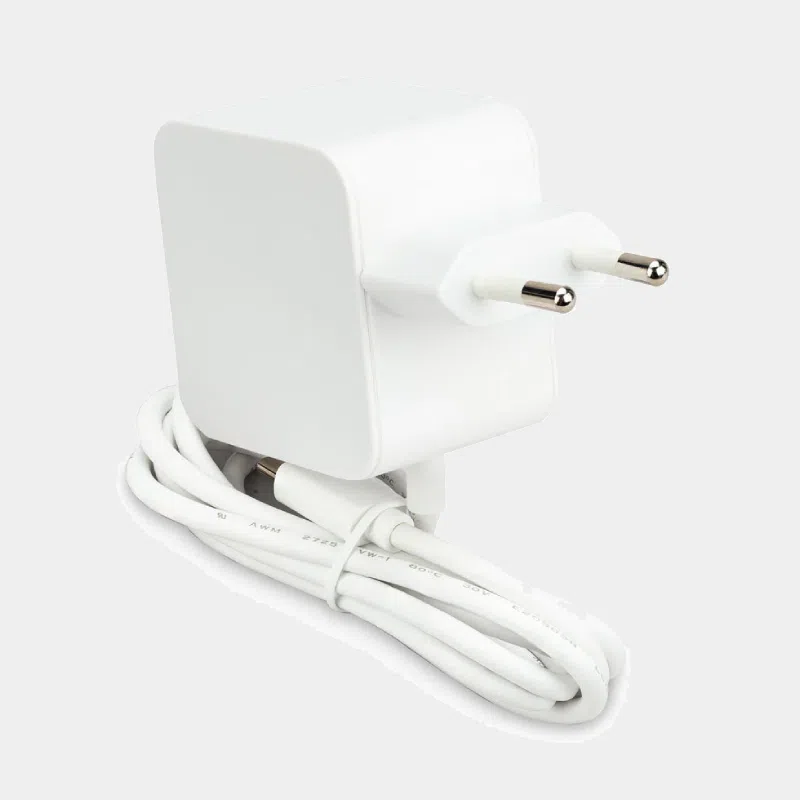 Alimentation USB-C blanche avec prise européenne et câble intégré enroulé