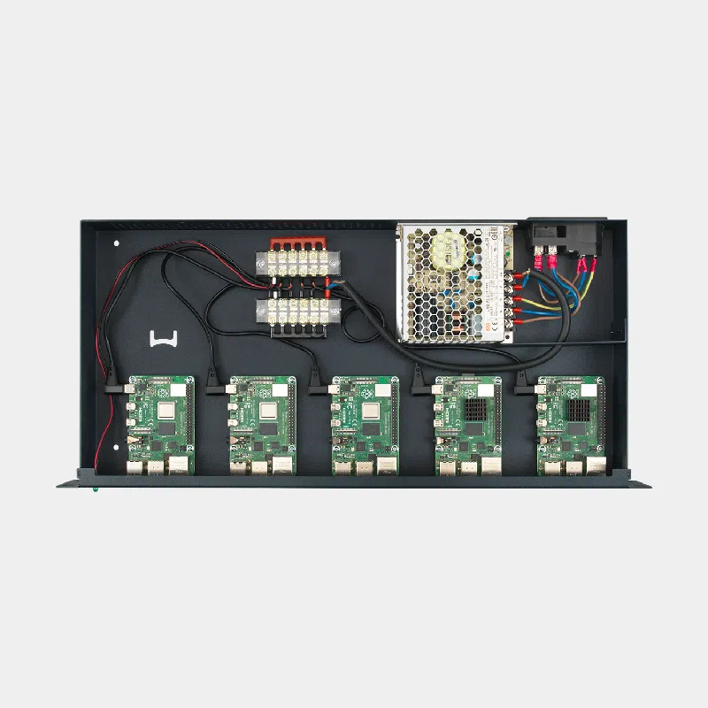 Rack 1U ouvert montrant cinq cartes Raspberry Pi 4 installées et le bloc d'alimentation