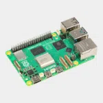 Carte Raspberry Pi 5 vue de trois quarts avec logo framboise et ports Ethernet