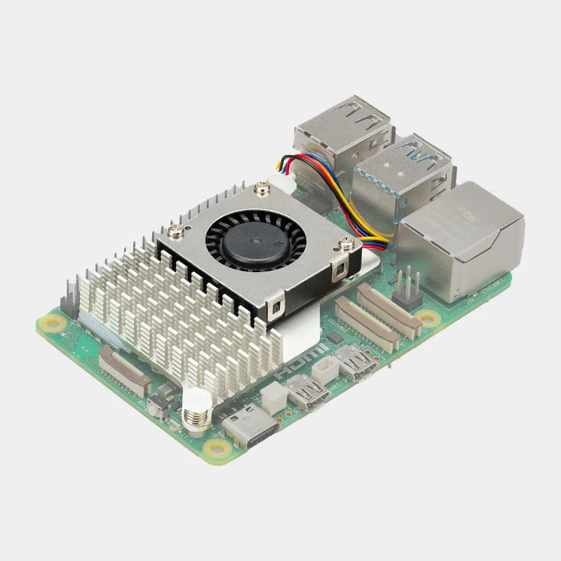 Ventilateur et dissipateur installés sur une carte Raspberry Pi 5 vue de trois quarts avec ports USB