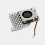 Ventilateur et dissipateur pour Raspberry Pi 5 posé sur son support blanc avec câble de connexion