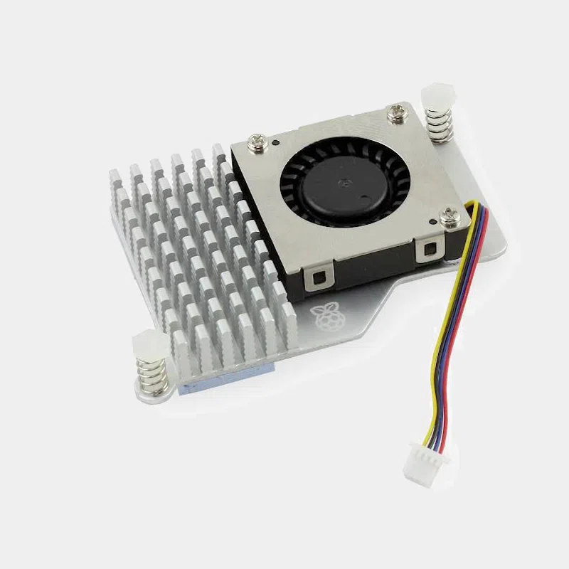 Ventilateur et dissipateur pour Raspberry Pi 5 posé sur son support blanc avec câble de connexion