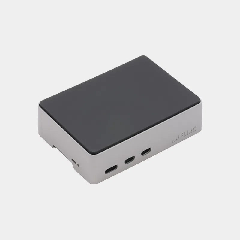 Boîtier Flirc aluminium gris et anthracite pour Raspberry Pi 5, vu de trois quarts avec logo FLIRC