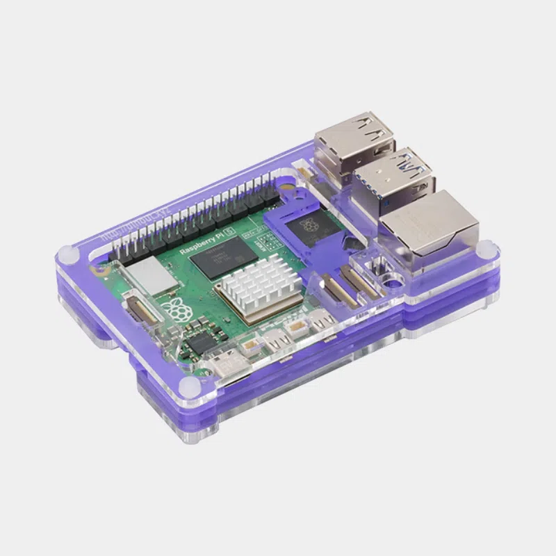 Boîtier Pibow pour Raspberry Pi 5, coque acrylique violette vue de trois quarts avec ports visibles