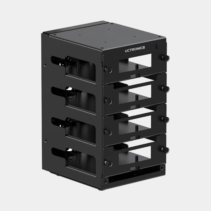 Boîtier cluster rack noir UCTRONICS pour 4 Raspberry Pi, vu de face avec ses quatre baies empilées