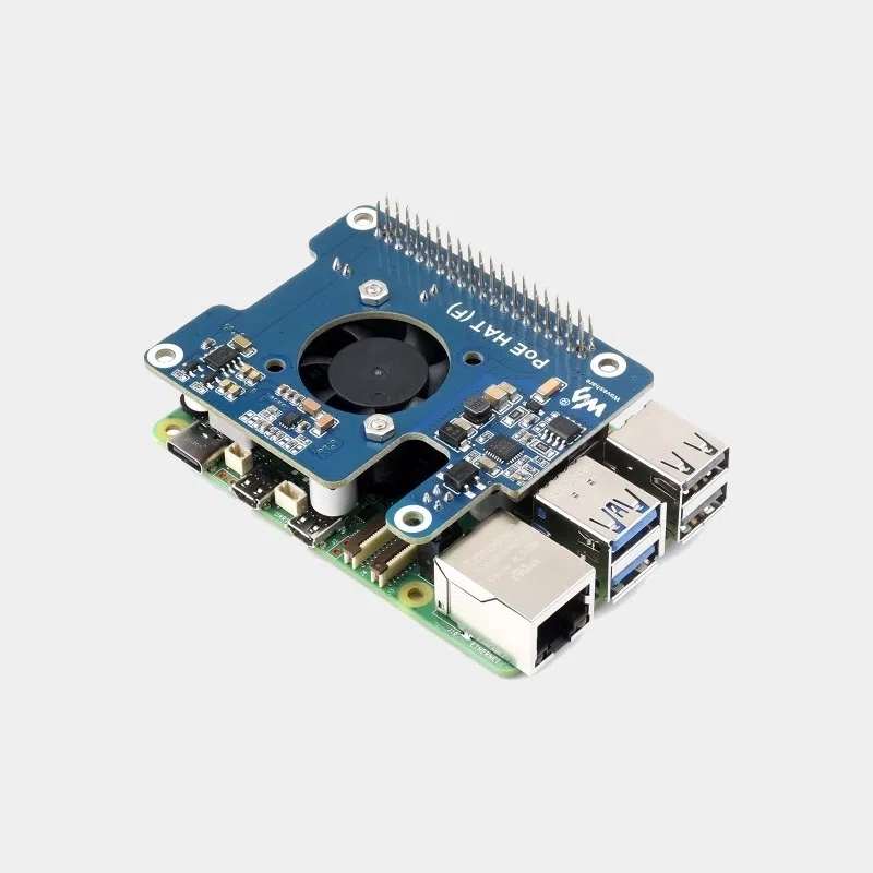 HAT PoE pour Raspberry Pi 5, module installé sur la carte avec ports Ethernet et USB visibles