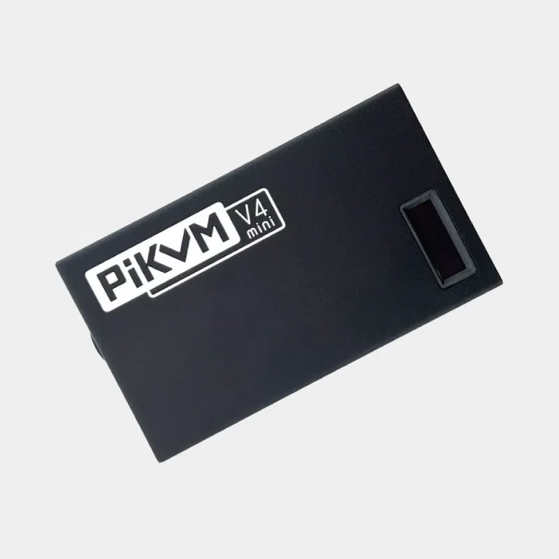 PiKVM V4 Mini, boîtier noir plat vu de trois quarts avec étiquette du produit