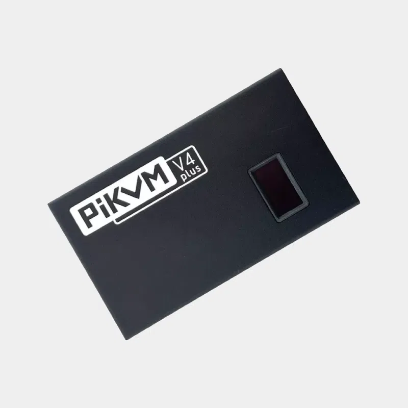 PiKVM V4 Plus avec CM4, boîtier noir plat vu de trois quarts avec étiquette du produit