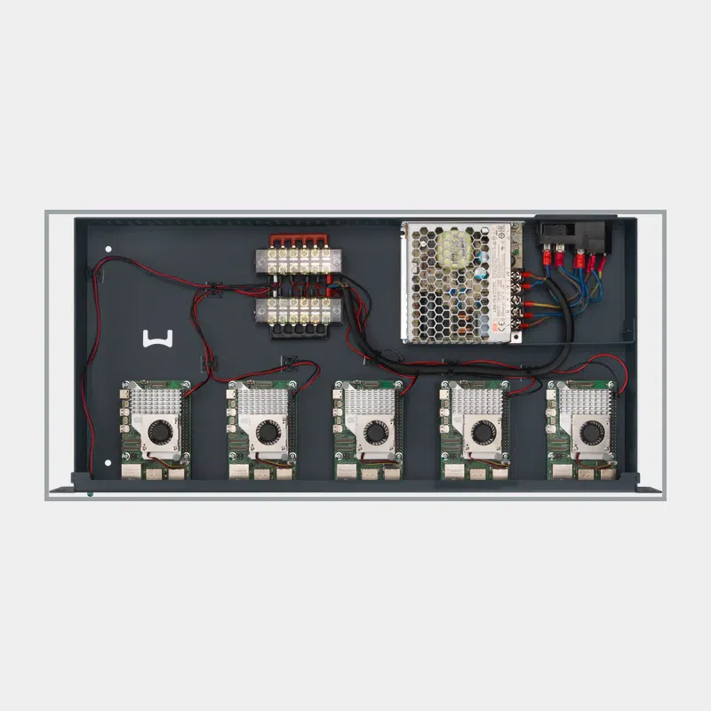 Rack 1U pour 5x Raspberry Pi 5 avec alimentation intégrée, vue interne avec cinq modules et bloc d'alimentation