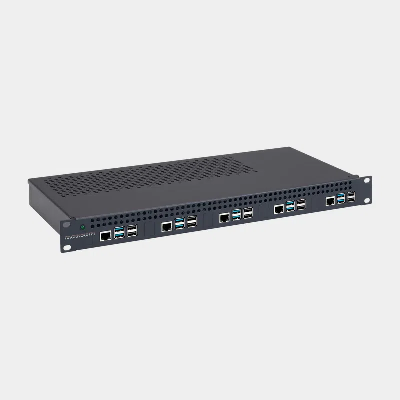 Rack 1U pour 5x Raspberry Pi 5 avec alimentation intégrée, châssis fermé vu de trois quarts avec ports en façade