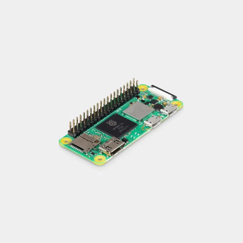 Raspberry Pi Zero 2 WH, carte verte vue de trois quarts avec connecteur GPIO 40 broches soudé