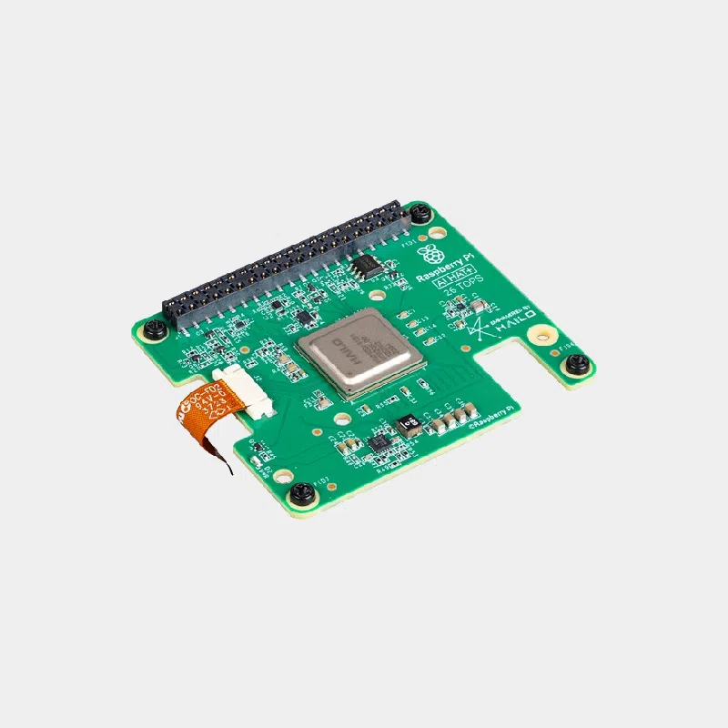 AI HAT+ Raspberry Pi 5 AI HAT+ pour Raspberry Pi 5 vu de trois quarts, avec connecteur GPIO et nappe ruban visible