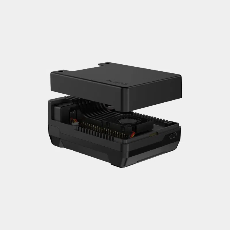 Boîtier ARGON NEO avec extension NVMe PCIe pour Raspberry Pi 5 fermé, vue de trois quarts sur l'angle avant