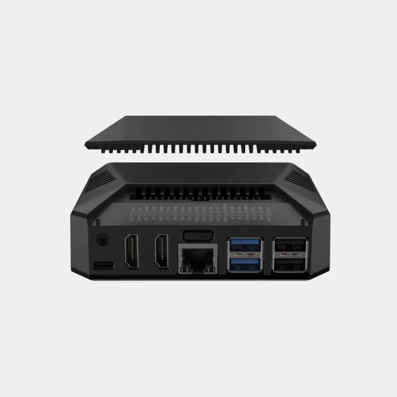 Boîtier ARGON ONE V3 pour Raspberry Pi 5 en assemblage, capot à ailettes détaché au-dessus des ports