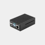 Boîtier en aluminium noir pour Raspberry Pi 4 assemblé, vue de trois quarts avec ports USB et Ethernet