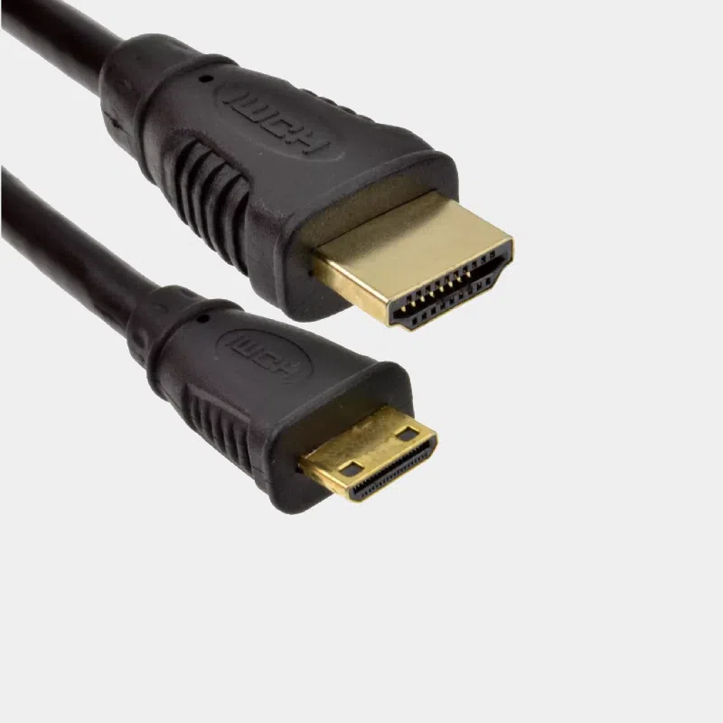 Gros plan sur les connecteurs dorés d'un câble reliant une prise HDMI standard à une prise compacte