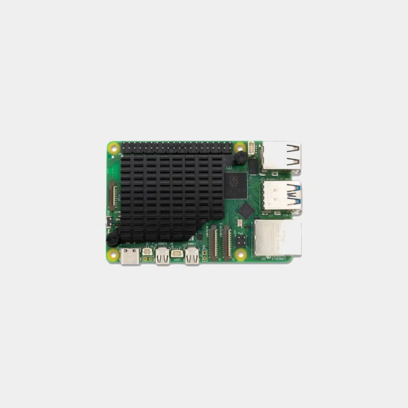 Dissipateur thermique installé sur Raspberry Pi 5, vue de dessus rapprochée sur les ailettes noires