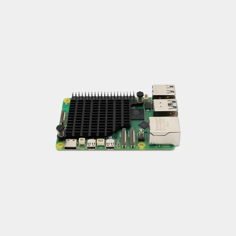 Dissipateur thermique noir installé sur une carte Raspberry Pi 5, vue de dessus avec ports visibles