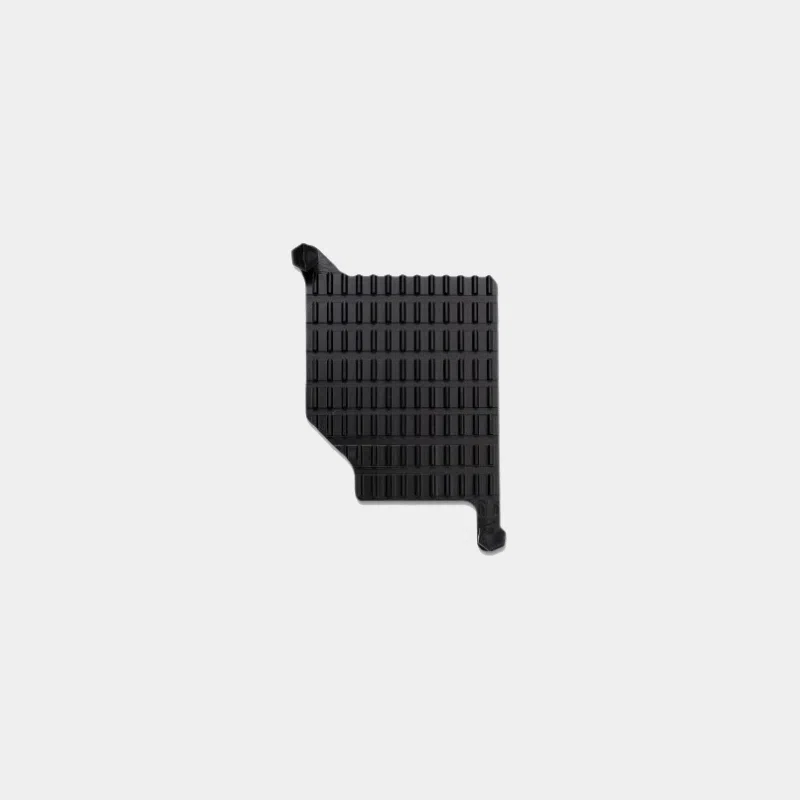 Plaque à ailettes noire du dissipateur pour Raspberry Pi 5, vue de dessous montrant les nervures