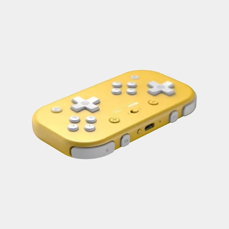 Manette 8BitDo Lite Pad jaune vue de trois quarts avec ses boutons et croix directionnelles