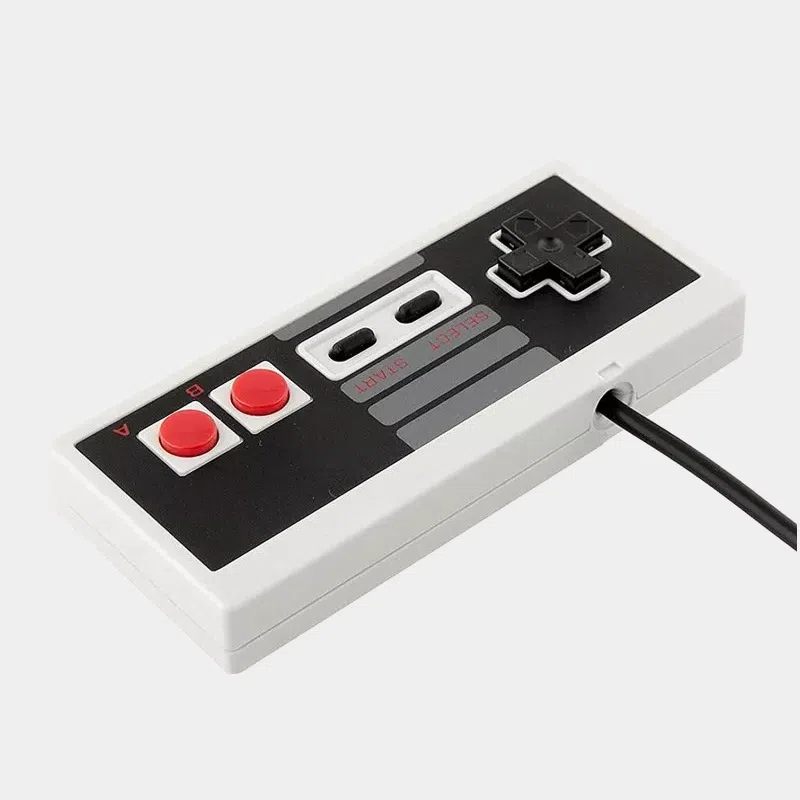 Manette NES USB blanche et grise, vue de trois quarts avec câble enroulé à l'arrière