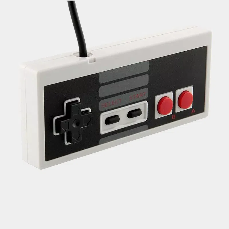 Manette NES USB blanche et grise avec câble filaire, vue de trois quarts et boutons rouges