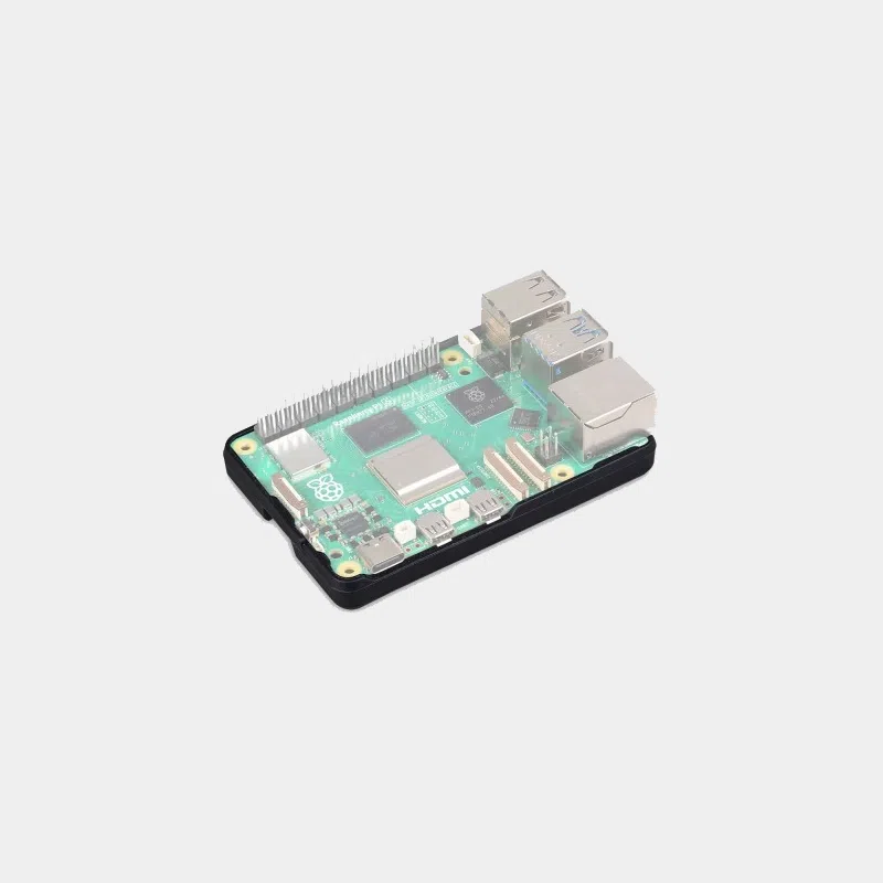 Raspberry Pi Bumper pour Raspberry Pi 5, coque noire installée sur la carte vue de trois quarts avec ports visibles