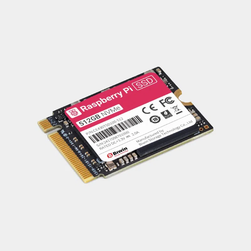 Carte SSD NVMe Raspberry Pi 512 Go vue de dessus bien à plat avec étiquette rouge et connecteur doré