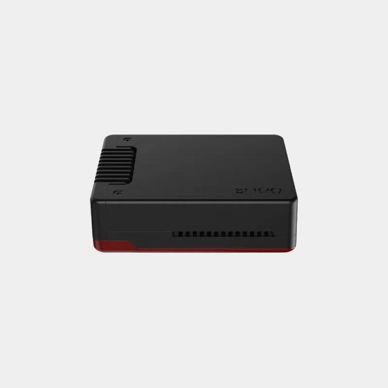 Boîtier noir et rouge du kit Recalbox Raspberry Pi 5 vu de face avec ports Ethernet et USB