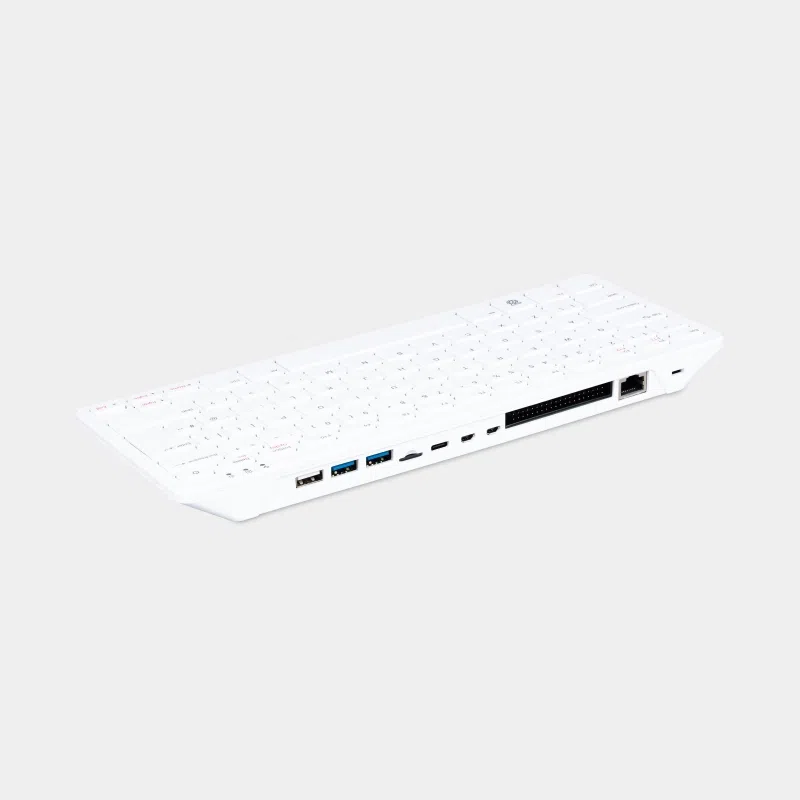 Clavier Raspberry Pi 500 vu de trois quarts avec connectique visible sur le côté droit