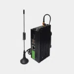Passerelle Elastel EG410 avec antenne externe et câble d'alimentation raccordé