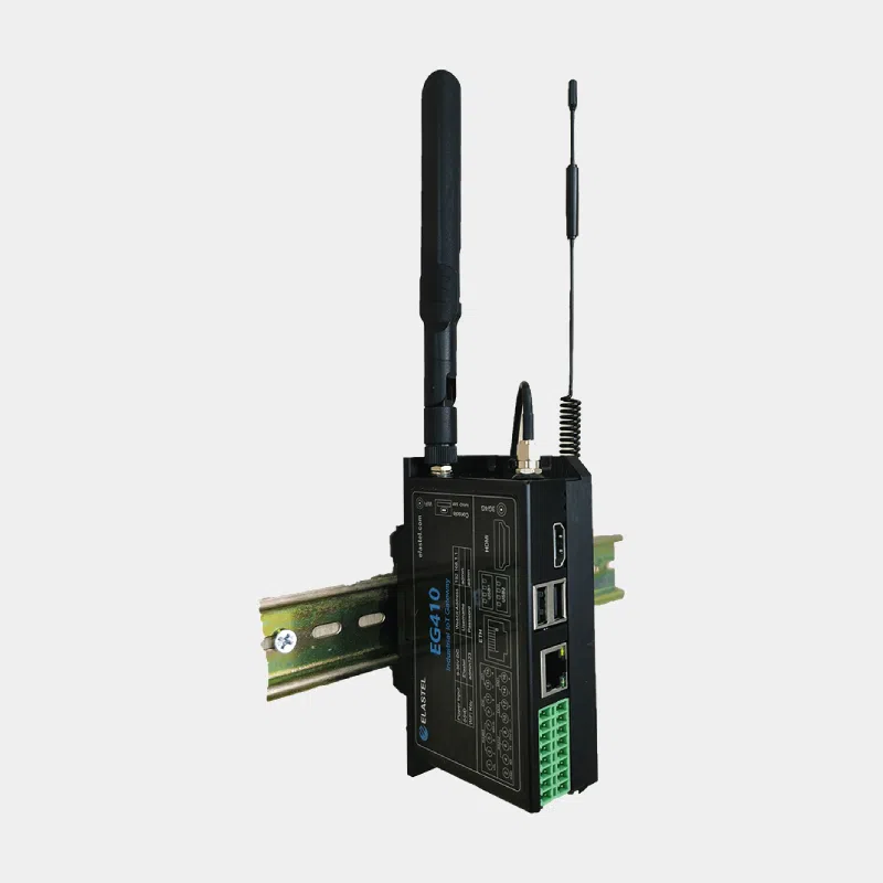 Passerelle Elastel EG410 fixée sur rail DIN avec deux antennes LTE et WiFi
