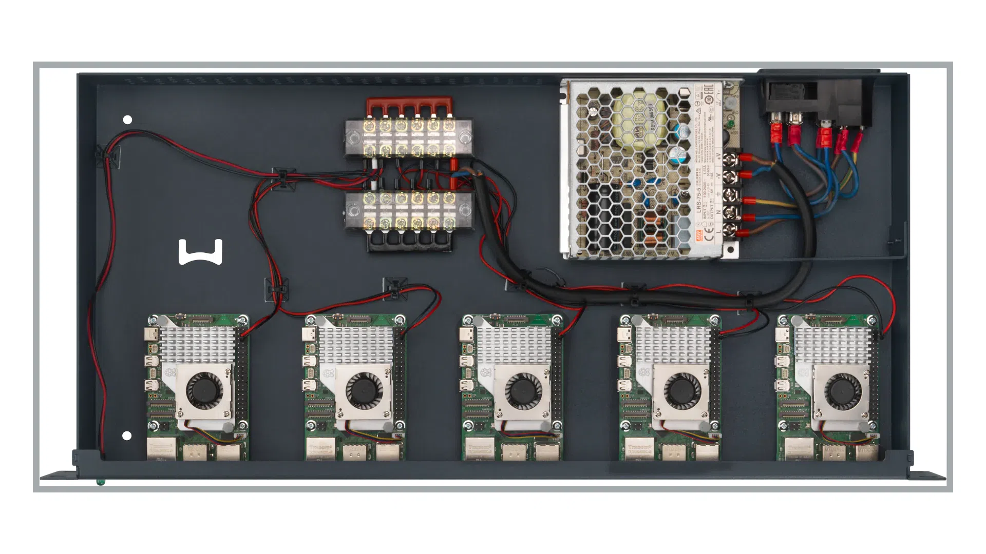 Kit de montage en rack RM PI T2 ouvert avec cinq unités Raspberry Pi 5 câblées et alimentation