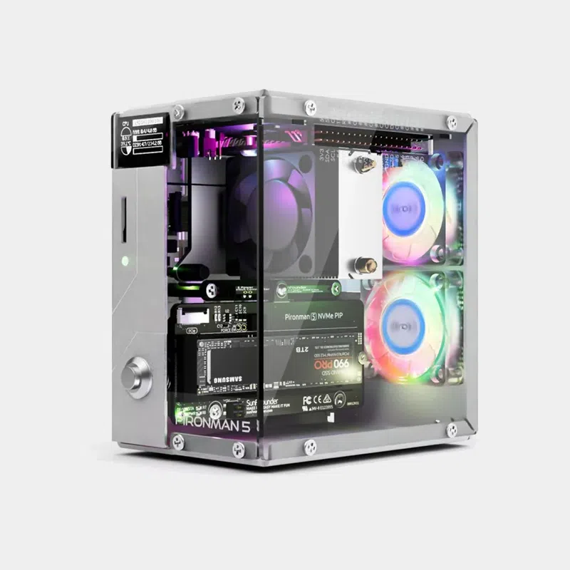 Boîtier Pironman 5 vu de trois quarts avec ventilateurs RGB allumés en violet et bleu