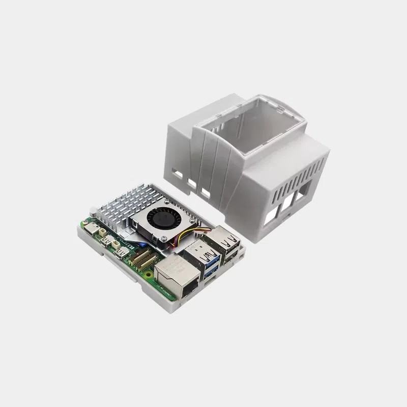 Boîtier rail DIN pour Raspberry Pi 5 2 Boîtier rail DIN blanc pour Raspberry Pi 5 vu de trois quarts, fermé