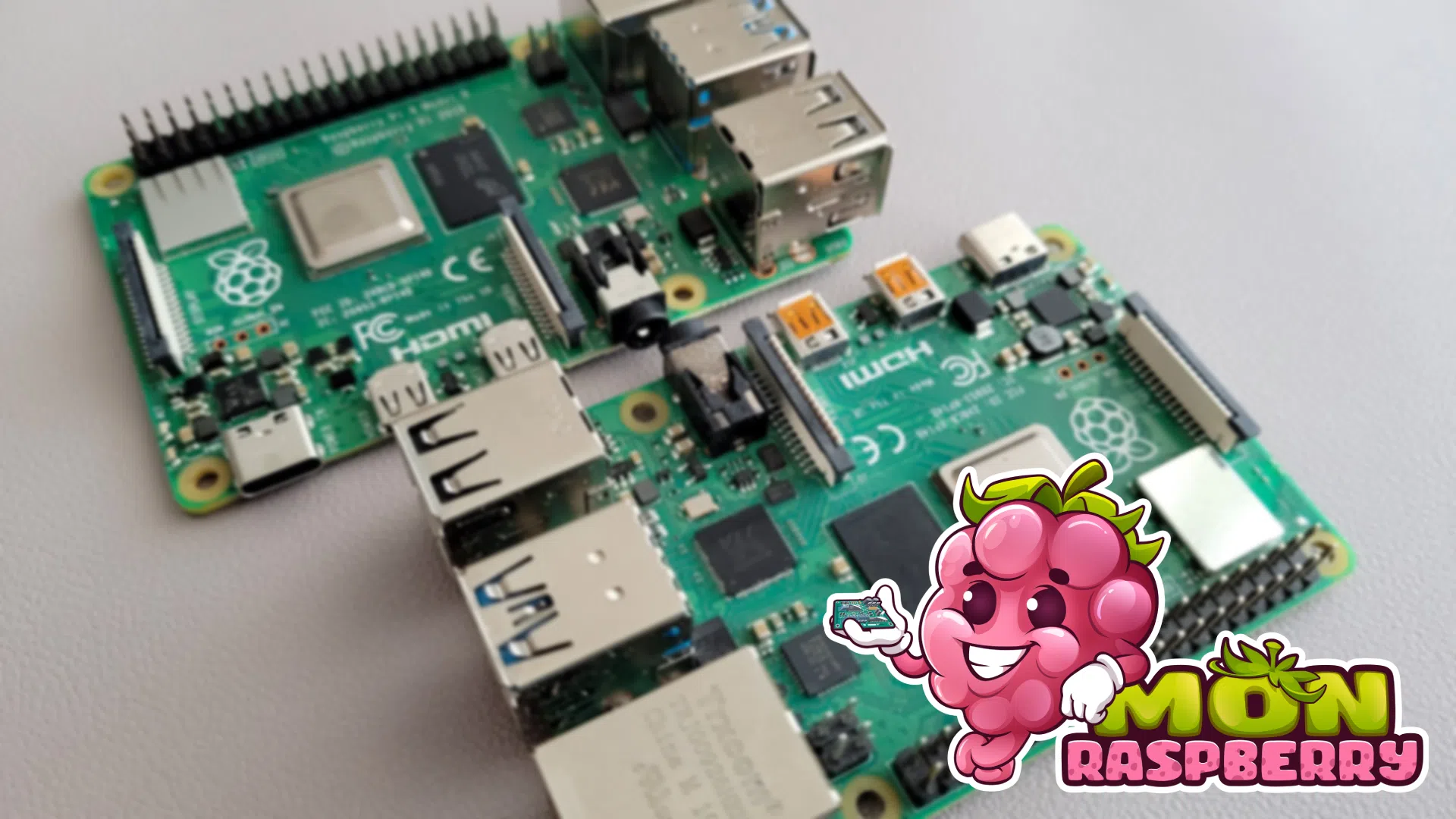 Deux cartes Raspberry Pi 4 empilées avec le logo souriant de MonRaspberry
