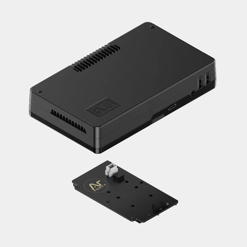 Boîtier Argon One V5 avec sa carte d'extension NVMe présentée séparément en dessous