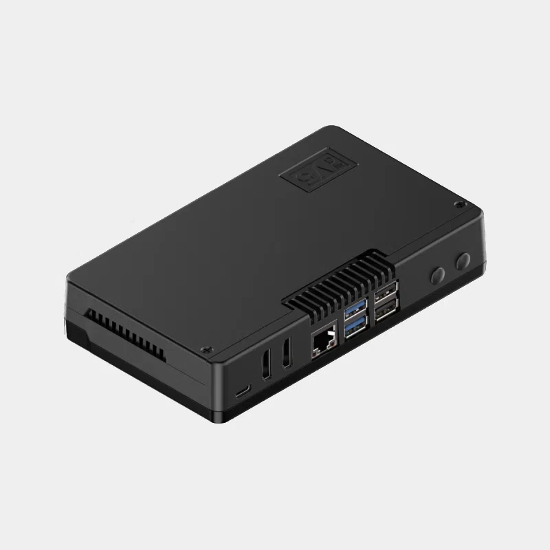 Boîtier Argon One V5 vu de trois quarts avec ventilation supérieure et ports latéraux