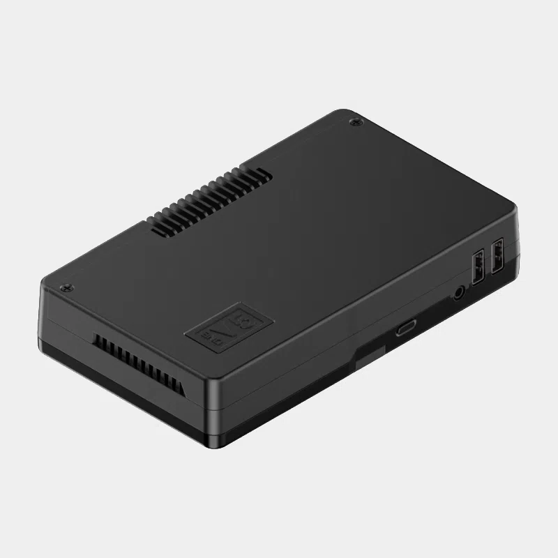 Boîtier Argon One V5 vu de trois quarts avec prise casque et port Ethernet visibles