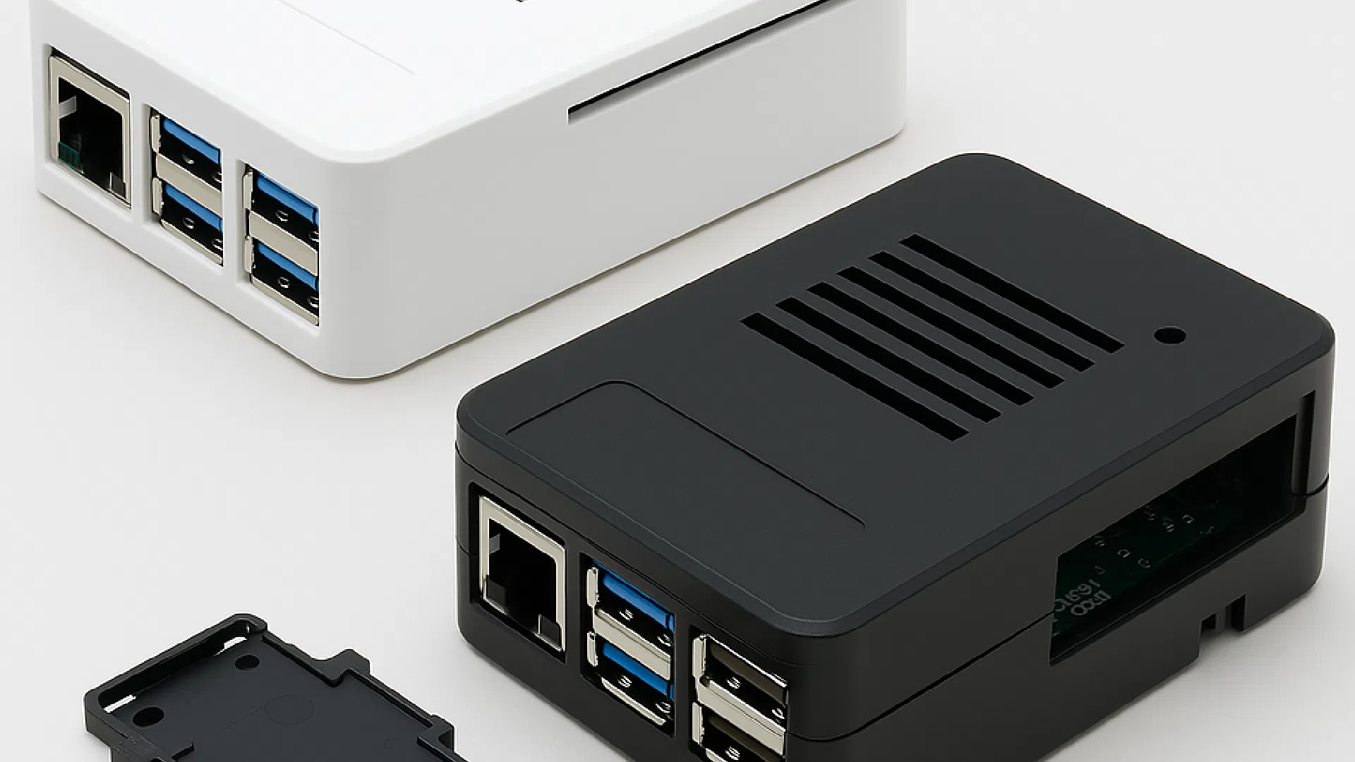 Illustration comparant trois boîtiers MaticBox 5 blanc, noir et ouvert pour Raspberry Pi