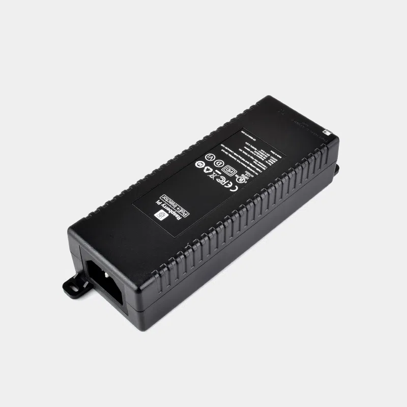 Injecteur PoE+ Raspberry Pi vu de trois quarts, boîtier noir avec prise secteur