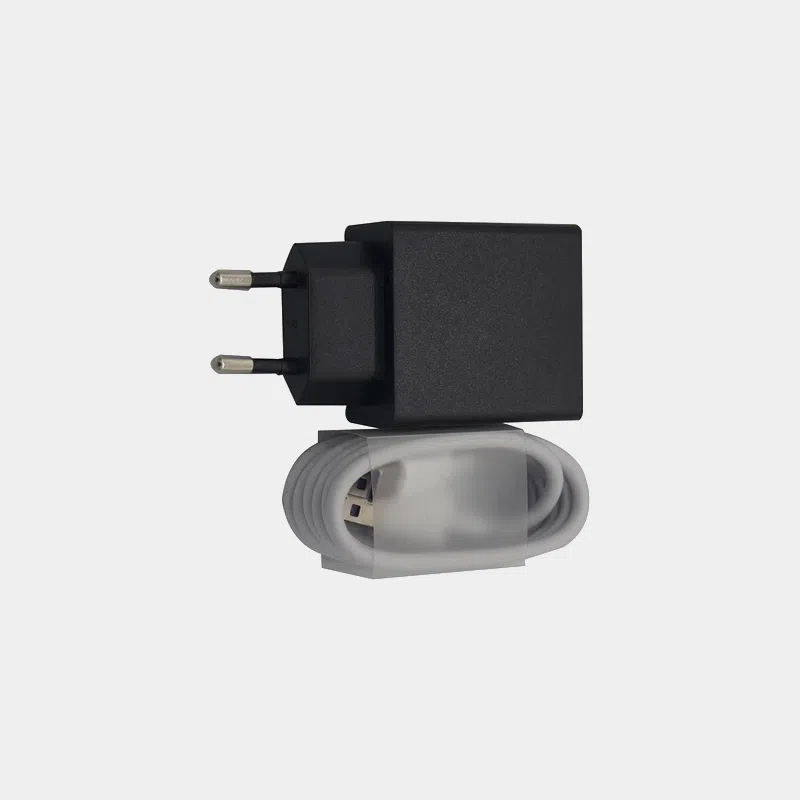 Alimentation 5V 3A noire avec prise européenne et câble blanc enroulé