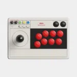 Arcade stick 8BitDo vu de face avec joystick noir et huit boutons rouges