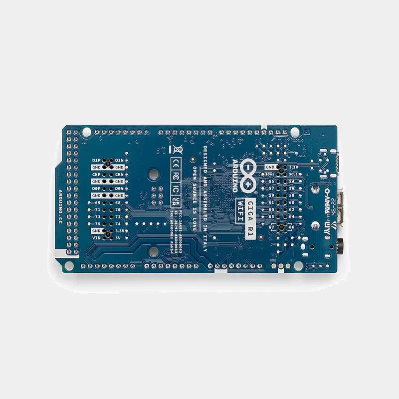 Arduino GIGA R1 Wi-Fi vu de dos avec circuit imprimé et mention GIGA R1
