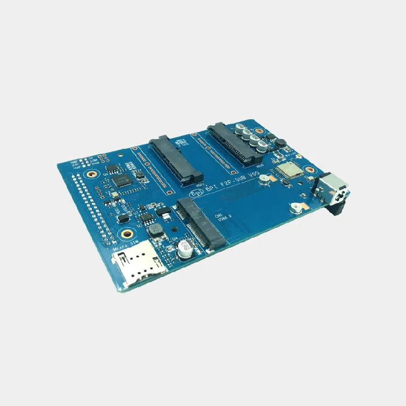 Banana Pi BPI-F2P vu de trois-quarts avec port série DB9, bornier à vis et ports Ethernet